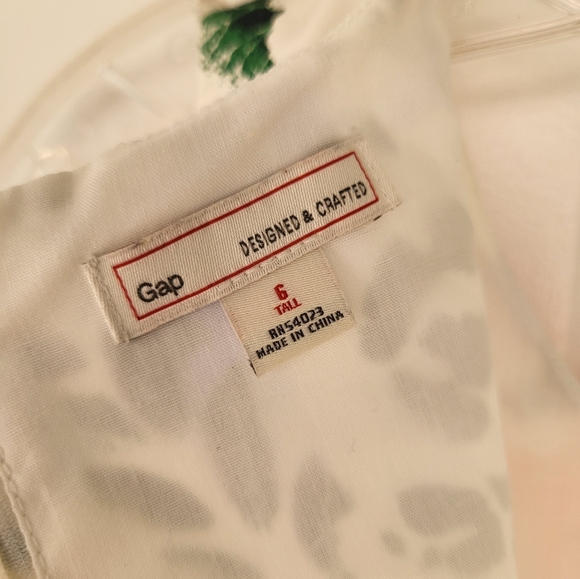 "Flirty and Fun: Gap Tall White Knee-Length Dress with Vibrant Multi-Colored Flo - Picture 4 of 9